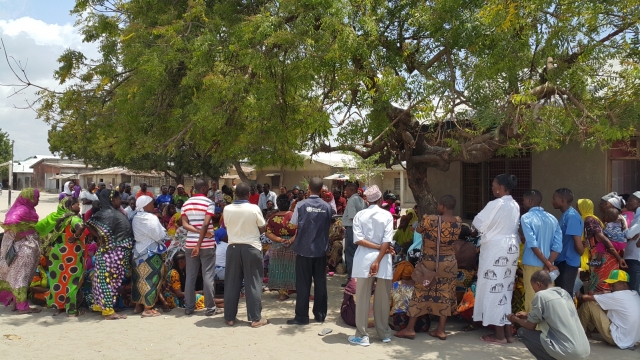 Community Health Officer delivering health education on cholera in one of the affected communities.