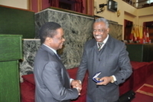 Dr Pierre M'pele-Kilebou awards the medal to Hon Ato Abadula Gemeda.