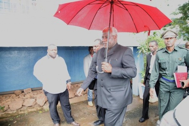 President Koroma, left, at the EOC working station being briefed by Dr Mufunda, WHO Representative