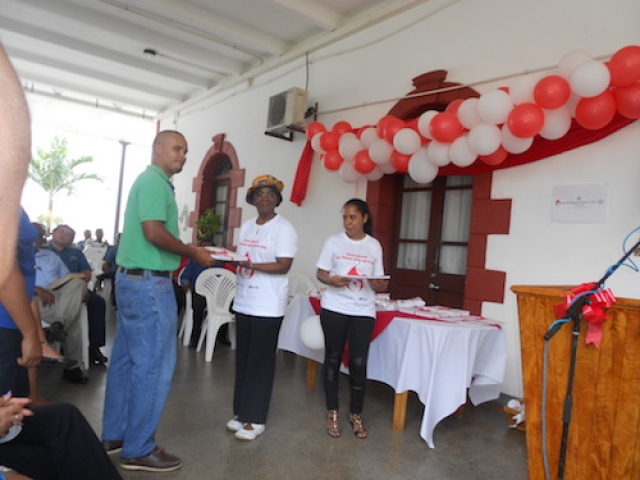 Dr. Atsyor awards one of the regular blood donors