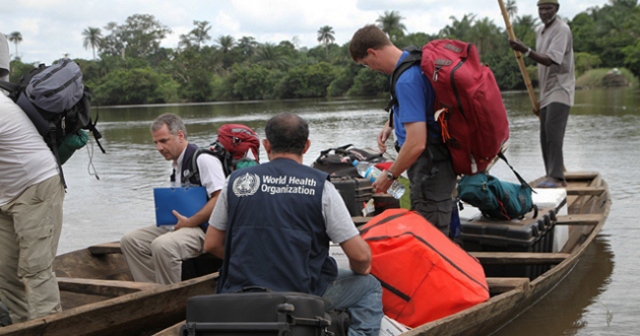 WHO mobile lab scientists at the crossing point between Guinea and Sierra Leone. WHO/Saffea Gborie