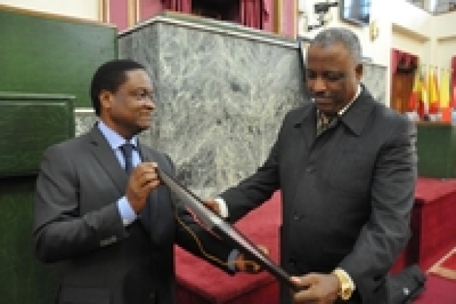 Honorable Ato Abadula Gemeda, Speaker of the House of Peoples' Representatives, receives WHO award for the House's contribution towards tobacco control in Ethiopia.