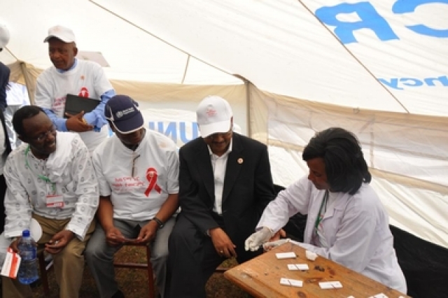 Dr Kesetebirhan Admassu, Minister of Health, being tested for HIV with Dr Warren Naamara, UNAIDS Country Director and Dr Pierre M'Pele-Kilebou, WHO Representative to Ethiopia.