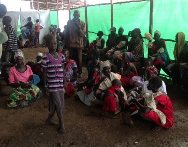 Kulle Refugee Camp in Gambella Region, western Ethiopia, currently hosts about 35,000 of the 97,000 refugees from South Sudan taking shelter in three camps in the region. Almost 66 per cent of the refugees in Kulle are women and children. The WHO assessment team led by the WHO Representative comprising technical experts in emergency and outbreak response, malaria, water and sanitation, immunization, and communication, witnessed the concerning health conditions at the camp on 22 April 2014 whilst assessing t