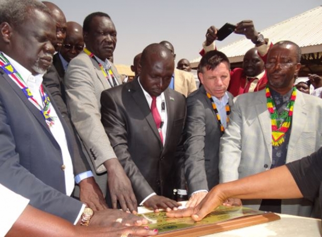 The Minster of Health, the Governor of the States, the WHO Representative, the Head of Cooperation in the Embassy of Canada and the Undersecretary breaking the ground in Awiel