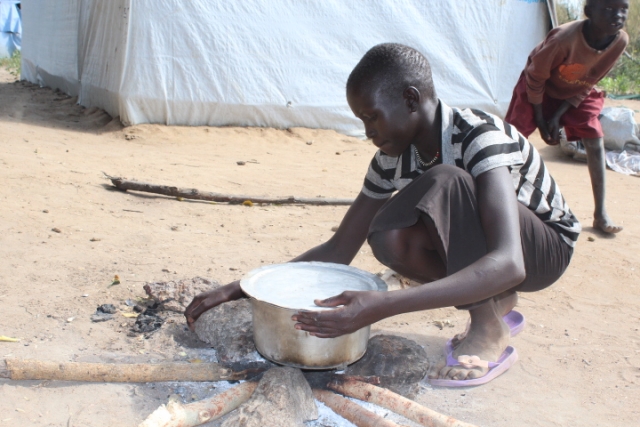 Aker Moyom Jok is all too familiar with death due to Hepatitis E Virus (HEV).  In 2014, the 29 year old mother of five lost her brother-in-law to the disease. So, when she noticed the signs and symptoms of HEV in her 13 year old daughter, Awel Wech Ayom, she immediately sought medical attention.  “I am grateful to health partners because this is a killer disease and some people have died, but my daughter is alive,” she says.  Narrating her story, Aker says it started at night when she noticed that her daugh