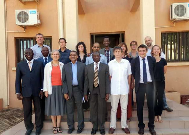 Le membres du comite ad hoc (ACAME, IMT Anvers, OMS, OCEAC, UEMOA, et UNICEF, autour du Coordonnateur IST/WA