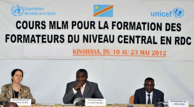 De gauche à droite: Mme Barbara Bentein, Représentante de l’UNICEF pour le compte du Comité de Coordination Interagence, le Dr Pierre Lokadi Otete Opetha, Secrétaire général à la Santé Publique et le Dr Pierre Issaka Compaoré, Chargé du Bureau de la Représentation de l’OMS en RDC lors de la cérémonie d’ouverture de l’atelier en la salle polyvalente Isidore Bakanja du Centre d’Accueil de Caritas Congo