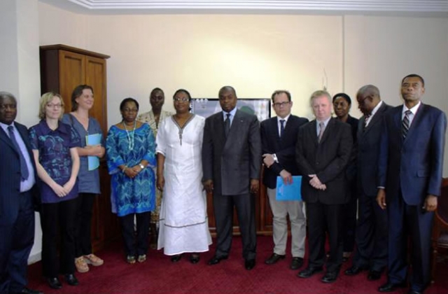 Photo de famille de la mission chez le Secrétaire Général des services du Premier Ministre Monsieur Louis Paul Motaze, 6ème à partir de la droite