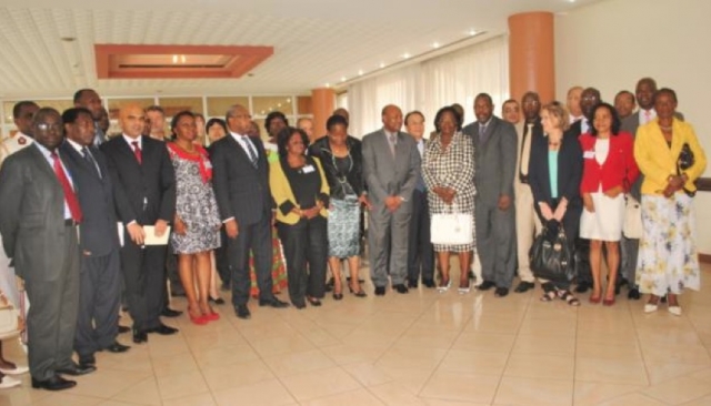 Photo de famille avec à la gauche de Mme le Ministre représentant le Ministre de la Santé, le Représentant de l’OMS au Gabon, Mme la Ministre des transports et le Coordonnateur de l’IST/CA et à sa gauche Mr le Ministre Eaux et Forêts et des officiels