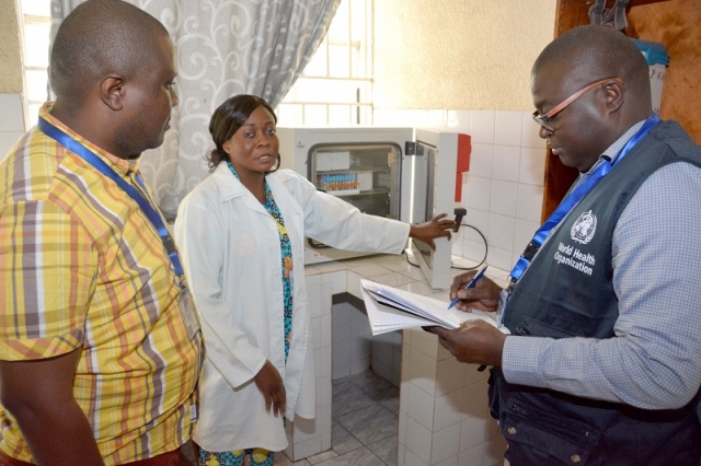 Equipe OMS visitant le labo provincial de santé publique AMI Labo de Goma