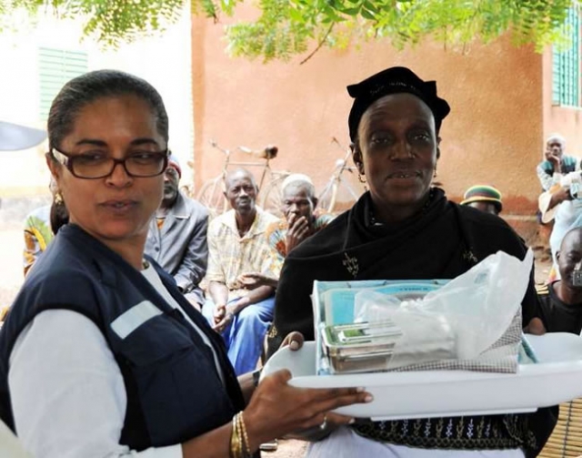 Remise symbolique du matériel à la présidente du groupement des femmes