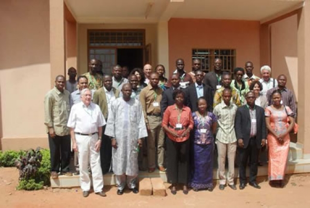 Photo de groupe des officiels et partenaires autour des apprenants