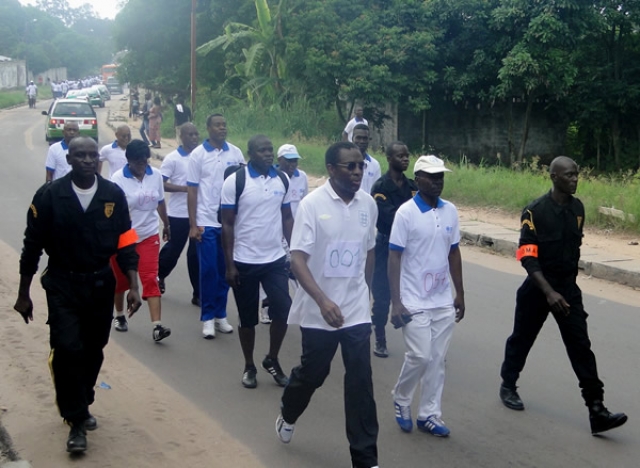 Une vue d’un groupe lors de la marche avec le Directeur régional de l’OMS pour l’Afrique menant le peloton