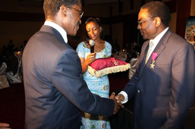 Au nom du Président de la République, le Ministre de la Santé Publique Monsieur André Mama Fouda élève le Dr Luis Gomes Sambo, Directeur Régional de l’OMS pour l’Afrique au rang d’Officier de l’Ordre de la Valeur