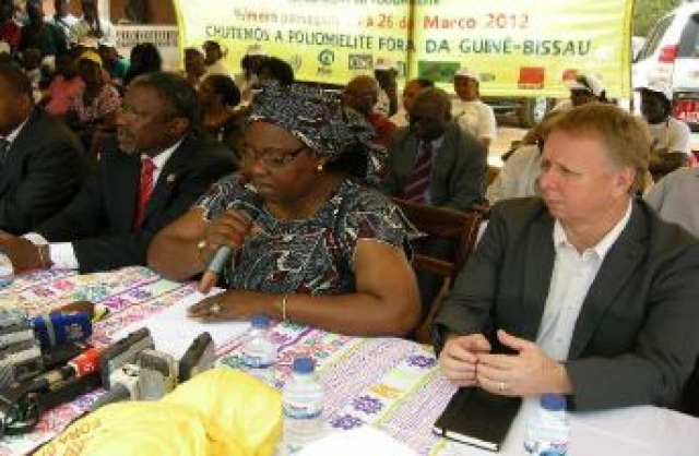 Son Excellence Madame le Premier Ministre en exercice lors de son allocution de lancement officiel (entourée de son Excellence Mr le Ministre de la Santé Publique à gauche et du Représentant de l’Unicef à droite)