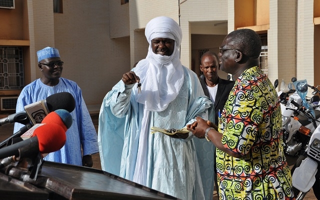 Le Ministre de la Santé Publique, Mr Mano Aghali, montrant les clés des motos reçus des mains du Représentant de l’OMS au Niger, Dr Pana Assimawè.