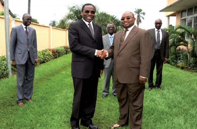 Poignée de main chaleureuse entre le Directeur régional de l’OMS pour l’Afrique, le Dr Luis Gomes Sambo et le Ministre de la Santé Publique, le Dr Félix Kabange Numbi dans les jardins du Ministère de la Santé Publique OMS/Eugène Kabambi