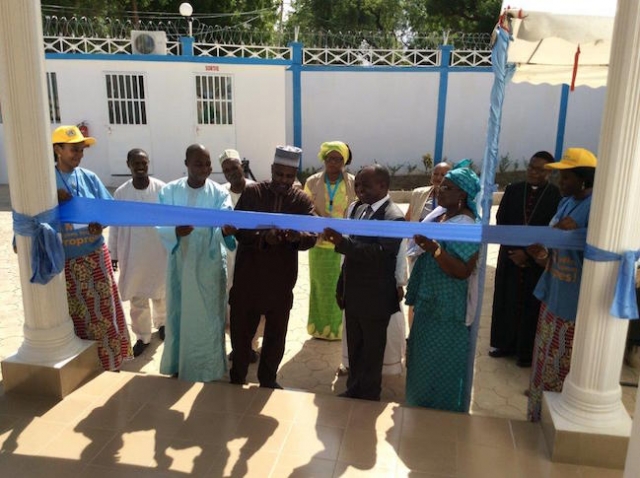 Coupure du ruban symbolique le jour de l’ouverture officielle du Bureau de Terrain