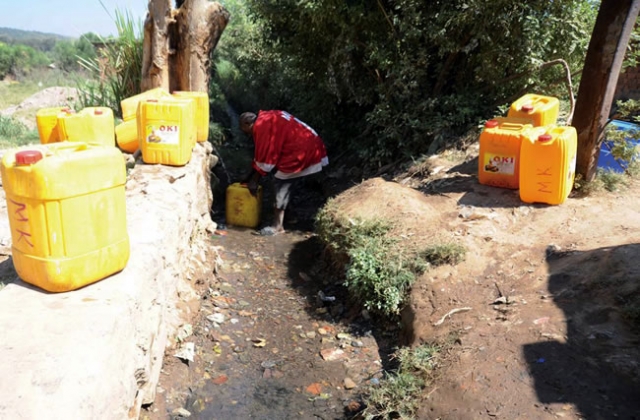 Dans la ville de Lubumbashi, tout comme dans celles de Likasi et de Kambove, plus au Sud-ouest, l’insuffi sance de l’approvisionnement en eau potable par la REGIDESO, notamment dans les zones de santé qui notifi ent le plus de cas de choléra, est à la base de la persistence de l’épidémie