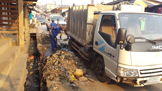 Les agents des Travaux Publics et Assainissement de Matadi en plein ramassage des immondices près du marché central de la ville de Matadi depuis la publication de l’Arrêté