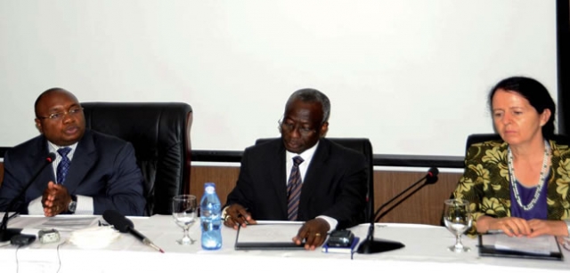 De gauche à droite, le Dr Félix Kabange Numbi, Ministre de la Santé Publique, le Dr Joseph Waogodo Caboré, Représentant de l’OMS en RDC et Mme Barbara Bentein, Représentante de l’UNICEF en RDC lors du lancement à Kinshasa de la campagne de communication en faveur les JNV 2013