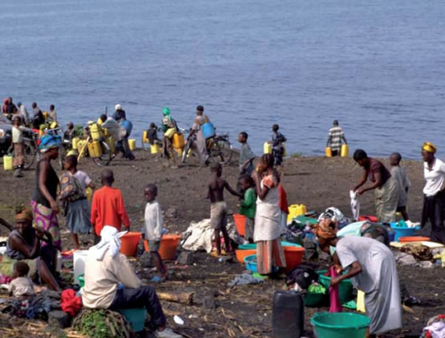 Des dizaines de déplacés puisant l’eau du Lac Kivu avec le risque d’attraper des maladies d’origine hydrique