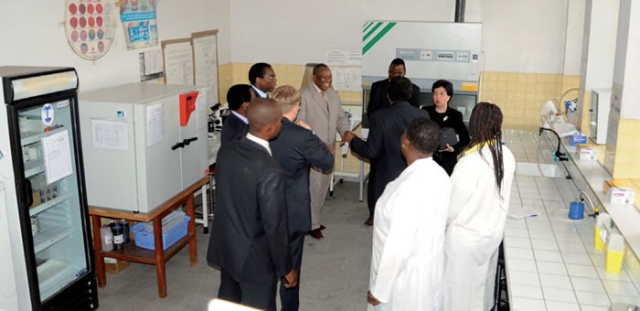 Le Dr Margaret Chan, Directeur général de l’OMS et le Dr Luis Gomes Sambo, Directeur régional de l’OMS pour l’Afrique visitant le laboratoire de l’INRB lors de leur voyage officiel à Kinshasa en février 2011