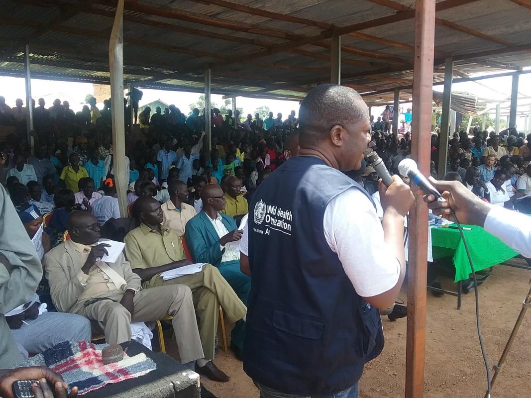 Mr Evans Liyosi, WHO South Sudan Representative a.i. addressing the community on the Cash Reward programme for reporting of Guinea Worm Disease in Tonj State. Photo WHO.