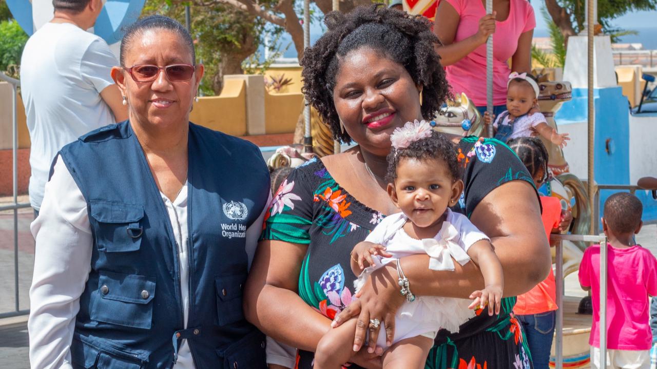 Orisa Brito with her baby Lila and the WHO Cabo Verde DPC, Carolina Leite