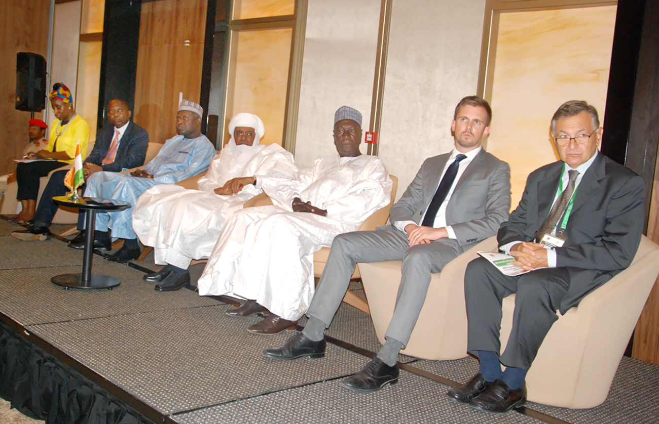 Une vue des officiels à l’ouverture avec de gauche à droite: la Représentante de ALMA, le Chargé de bureau de l’OMS Niger, le Ministre de la Santé, le 1er Ministre, le Gouverneur de la région de Niamey, le Représentant de RBM et le Représentant du Programme mondiale de lutte contre le Paludisme à l’OMS Siège