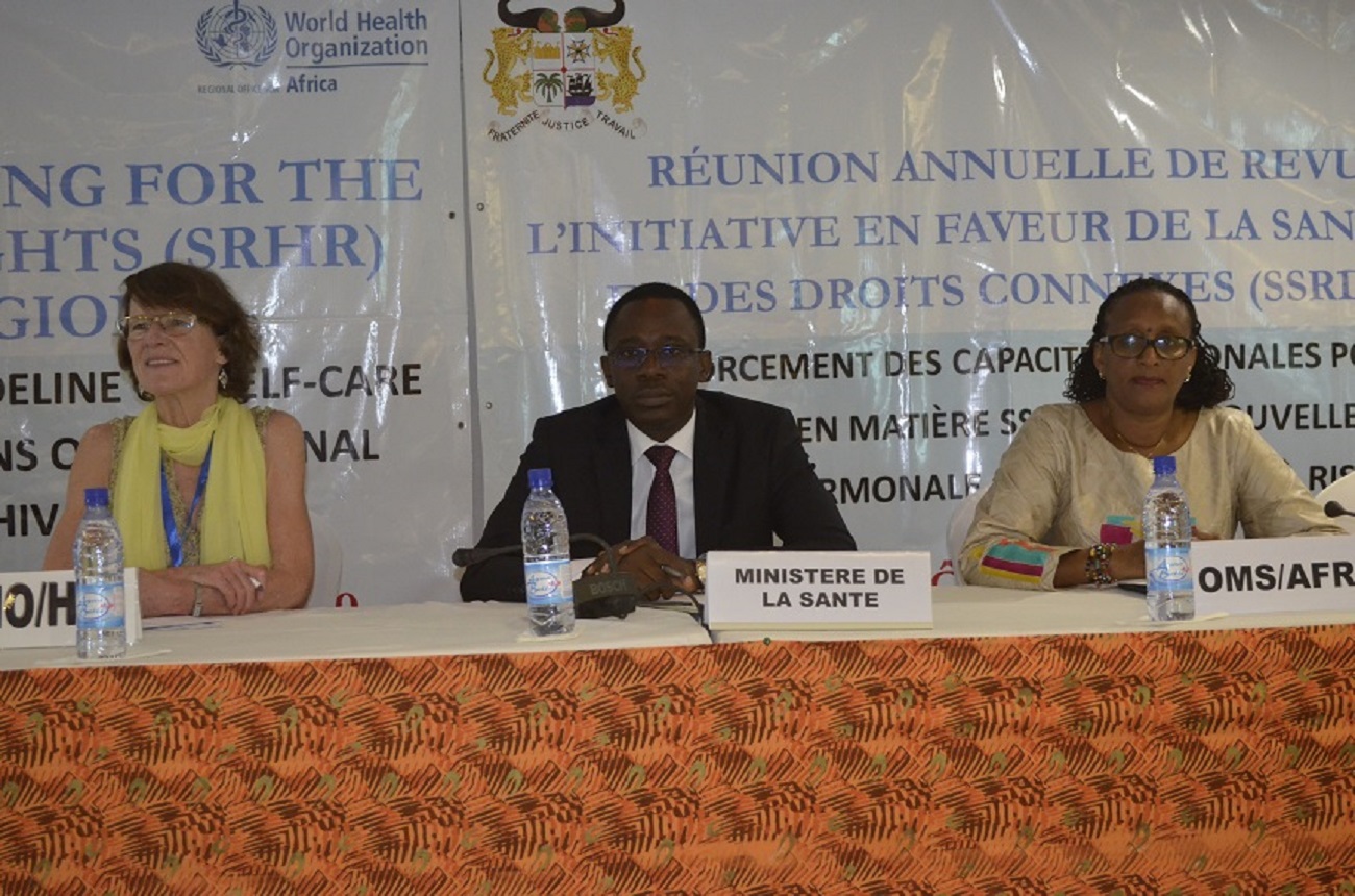 Dr Pétas AKOGBETO, Directeur de Cabinet du Ministre de la Santé entouré de Dr Triphonie NKURUNZIZA, Conseillère régionale chargée de la Santé Maternelle et Reproductive au Bureau Régional de l’OMS pour l’Afrique et de Madame Mary Lyn Gaffield, spécialiste de la Planification Familiale au Siège de l’OMS à Genève en Suisse. 