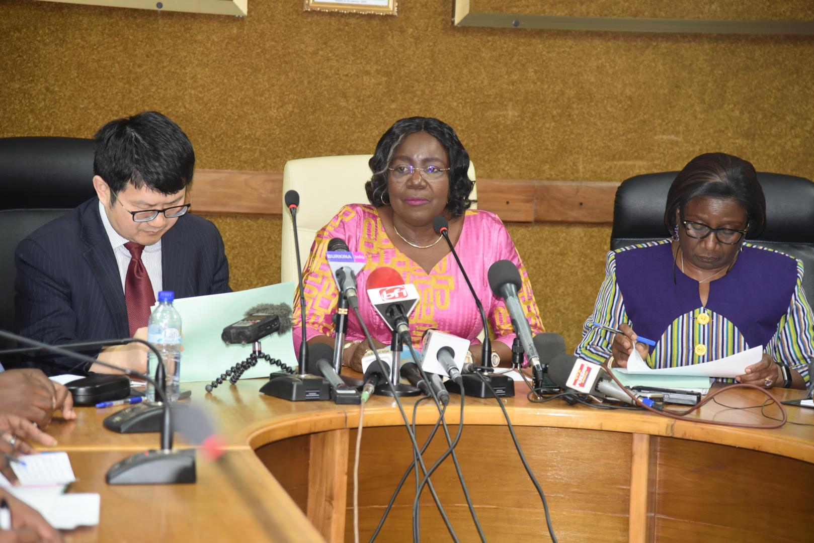 De Gauche à droite l’Ambassadeur de Chine au Burkina Faso, SEM Jian LI, la Ministre de la santé, le professeur Claudine LOUGUE, le Représentant de l’OMS au Burkina Faso, Dr Alimata J. DIARRA-NAMA