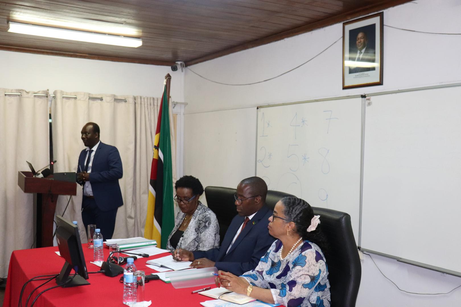 Leg: Dta / Esq.:  Dra D. Cabral, Rep da OMS; Dr. A. Tiago, Ministro da Saúde; Dra. Rosa Marlene, Directora Nacional de Saúde Pública.e Dr.  Anderson Chinorrumba, AFRO 