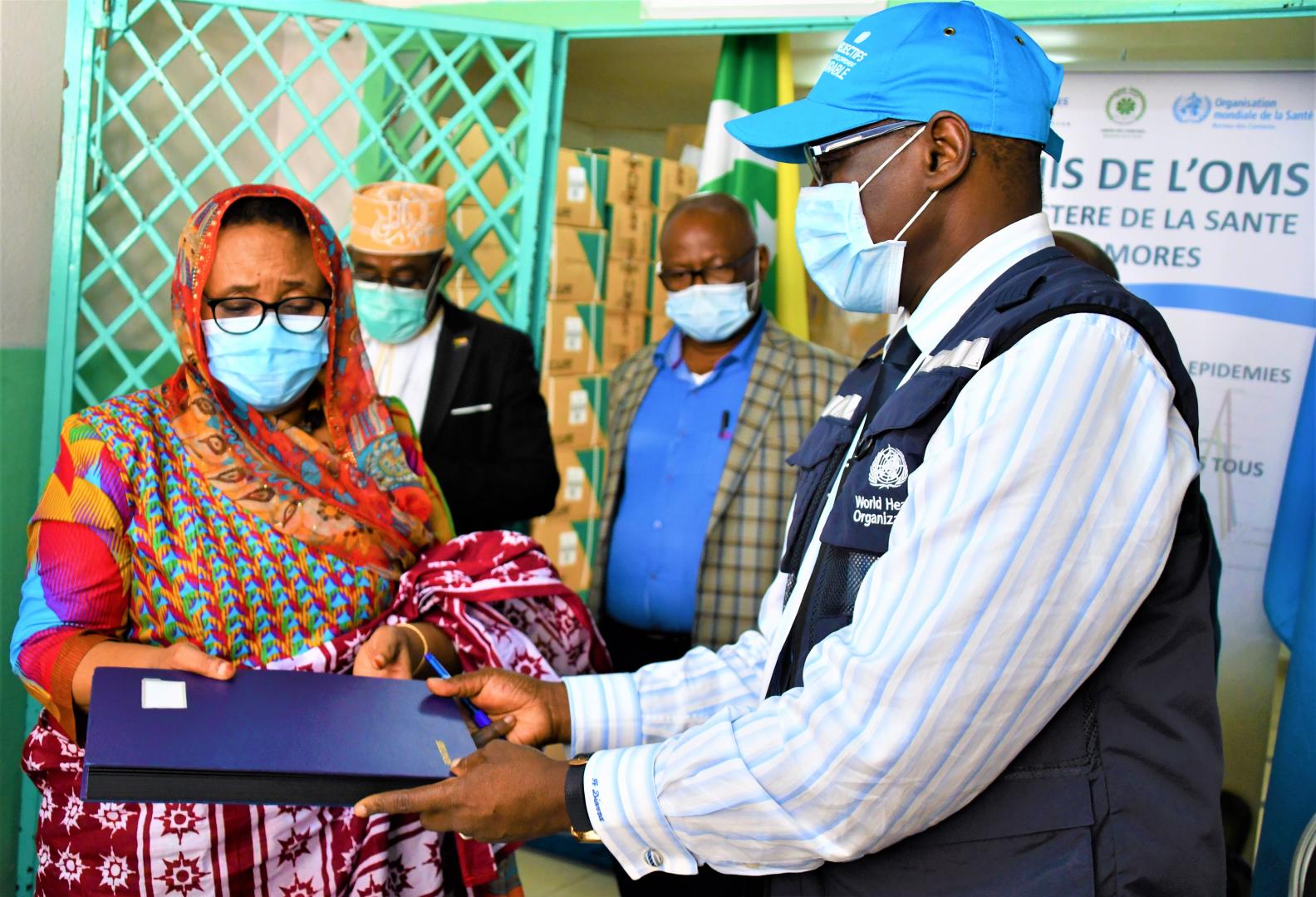 Dr DIARRA Abdoulaye (WRai) et Mme Loub Yakouti Attoumane (Ministre de la Santé des Comores)