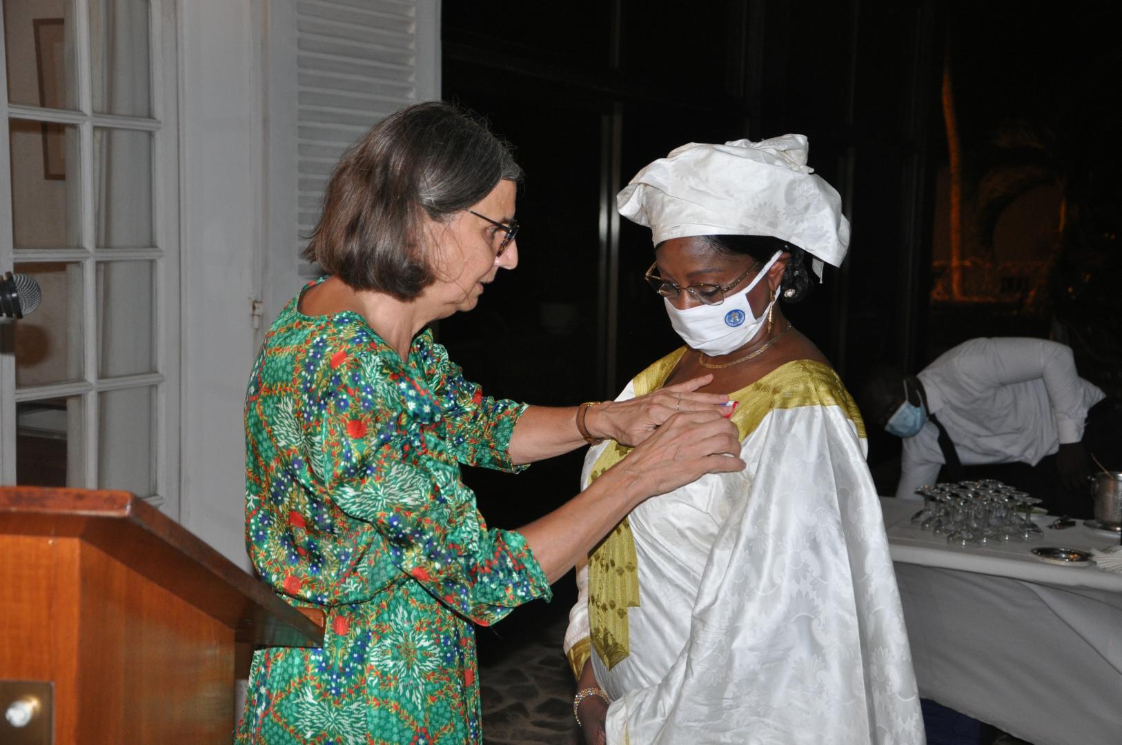 Son Excellence, Mme Jocelyne CABALLERO, Ambassadrice de France au Togo, remettant la médaille d’honneur à Dr Fatoumata Binta Tidiane DIALLO, Représentante Résidente de l’OMS au Togo