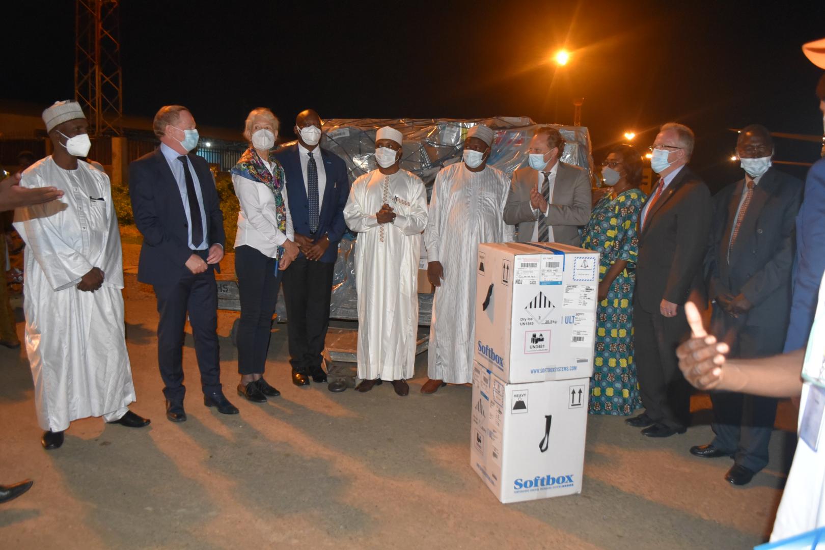 Les partenaires de COVAX étaient présents à l’aéroport pour ce marque cette importante étape de la lutte contre la Covid-19 au Tchad