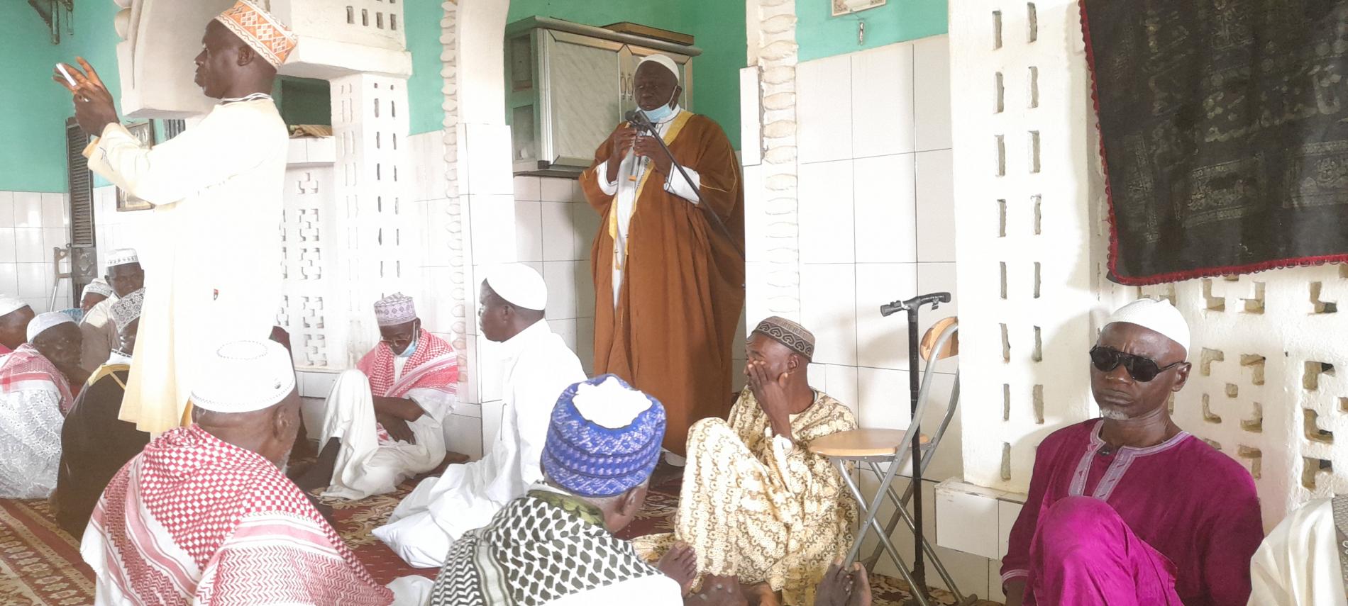 Imam de Gouéké sensibilisant sur la surveillance à base communautaire