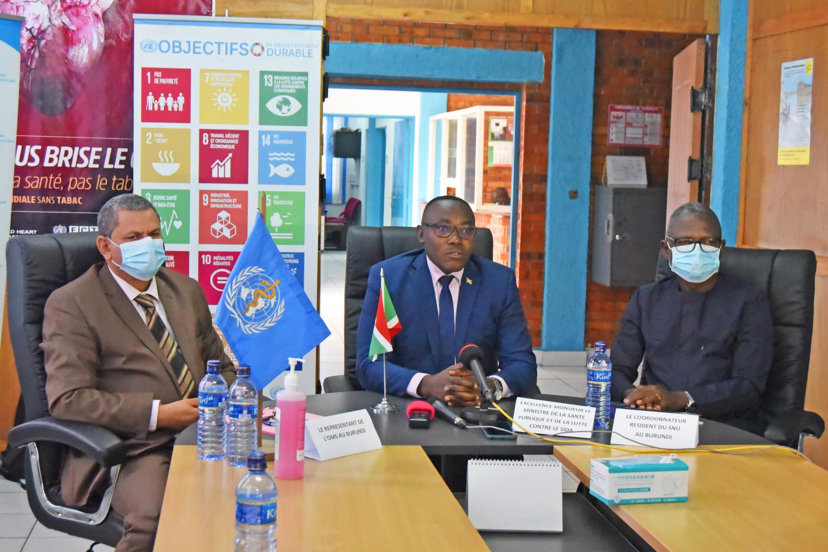 Le Dr Xavier Crespin, Représentant de l'OMS au Burundi, en compagnie du Dr Thaddée Ndikumana, Ministre de la Santé Publique et de la Lutte contre le Sida et de Mr Damien Mama, Coordonnateur Résident des Nations Unies au Burundi, lors de la cérémonie de validation du Plan national actualisé de riposte contre la COVID-19.