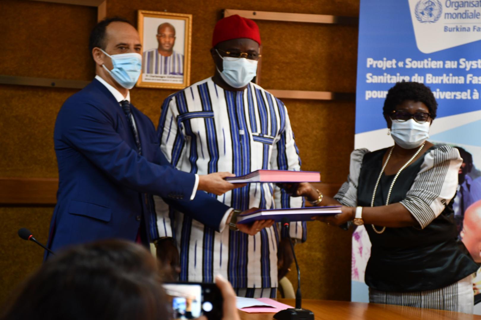 Echange de parapheurs après la signature de convention entre M. Andrea ROMUSSI, Ambassadeur de l’Italie au Burkina Faso et Dr Alimata J. DIARRA-NAMA, Représentant Résident de l’OMS au Burkina Faso