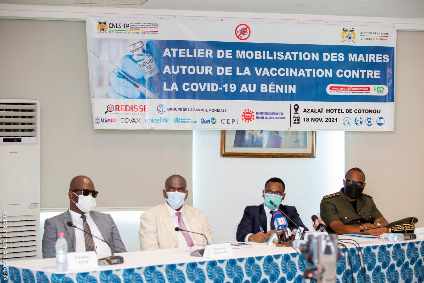 De la gauche vers la droite- Le Maire de Cotonou, M. ATROKPO Luc, le Représentant résident p.i de l’OMS, Dr Mamoudou HAROUNA DJINGAREY, le Ministre de la Santé, Prof Benjamin HOUNKPATIN et le Préfet du Littoral M. Alain Sourou OROUNLA au présidium.