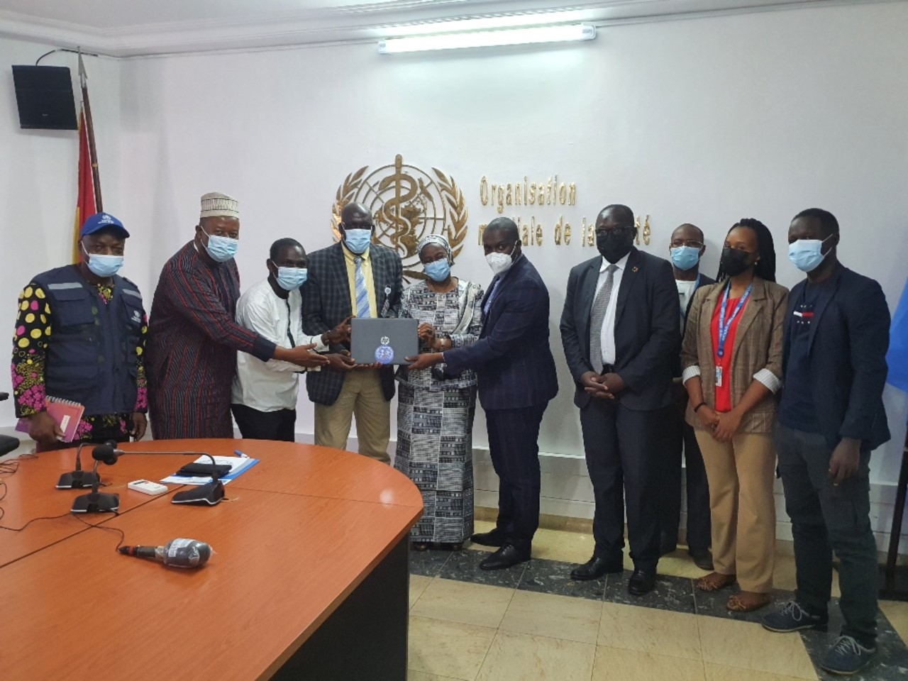 Remise d'un échantillon du lot d'ordinateur par Représentant par intérim de l'OMS en Guinée 