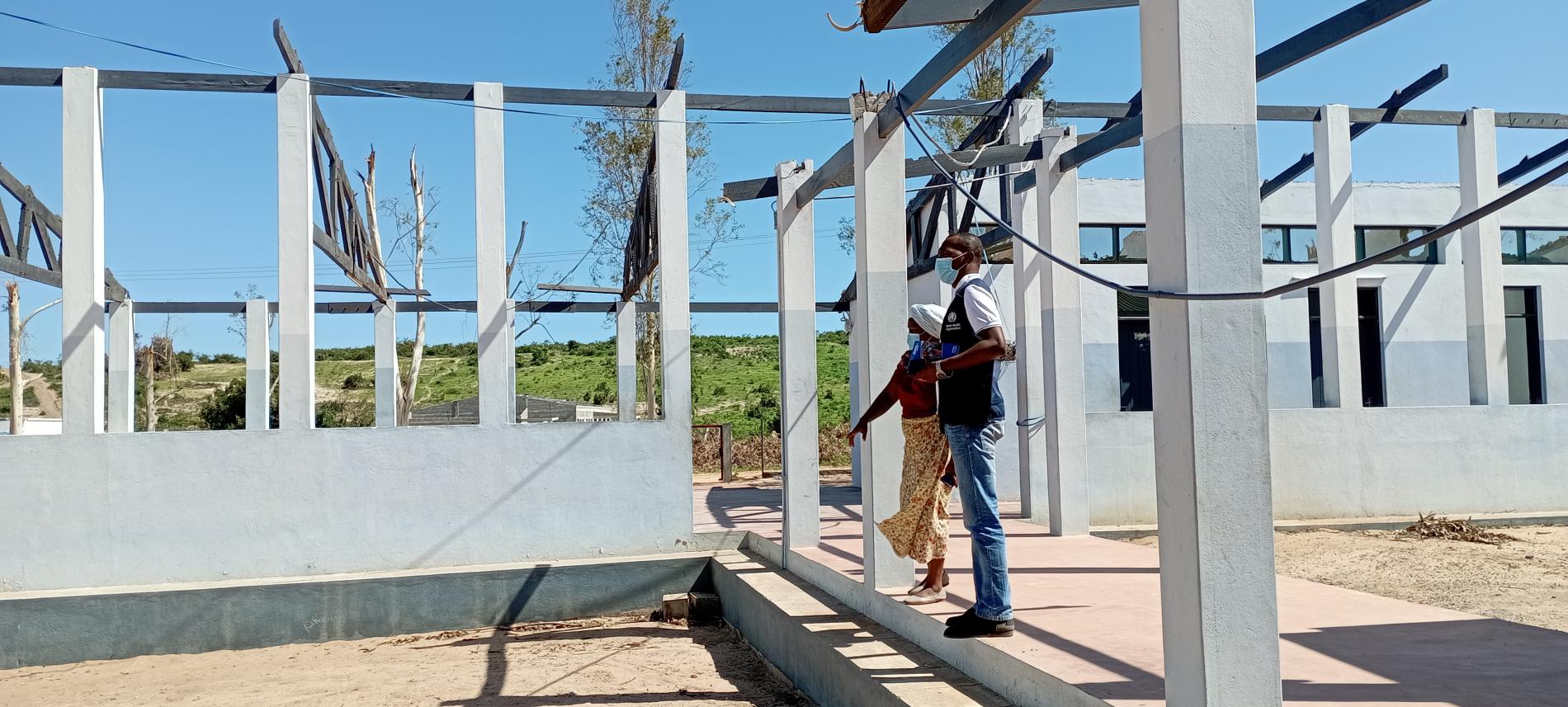 Dr. Crescencio da OMS e Sra Riva Mendonca na parte do Centro de Saúde    de  Topuito destruido pelo ciclone ANA na Provincia de Nampula 