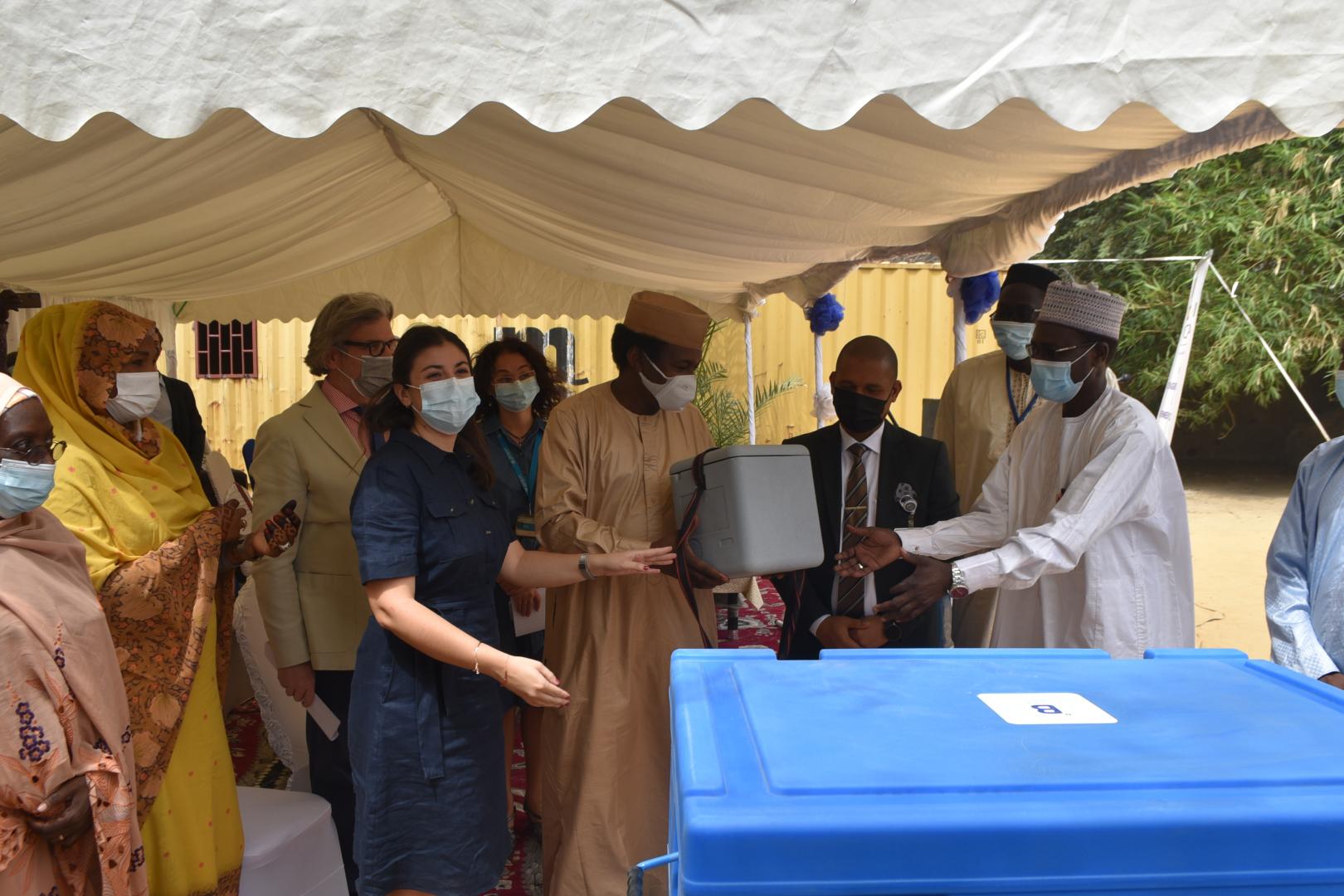 Le Secrétaire d'Etat à la santé et solidarité nationale, Dr Djiddi, remettant un échantillon du vaccins reçus au coordonnateur national du PEV