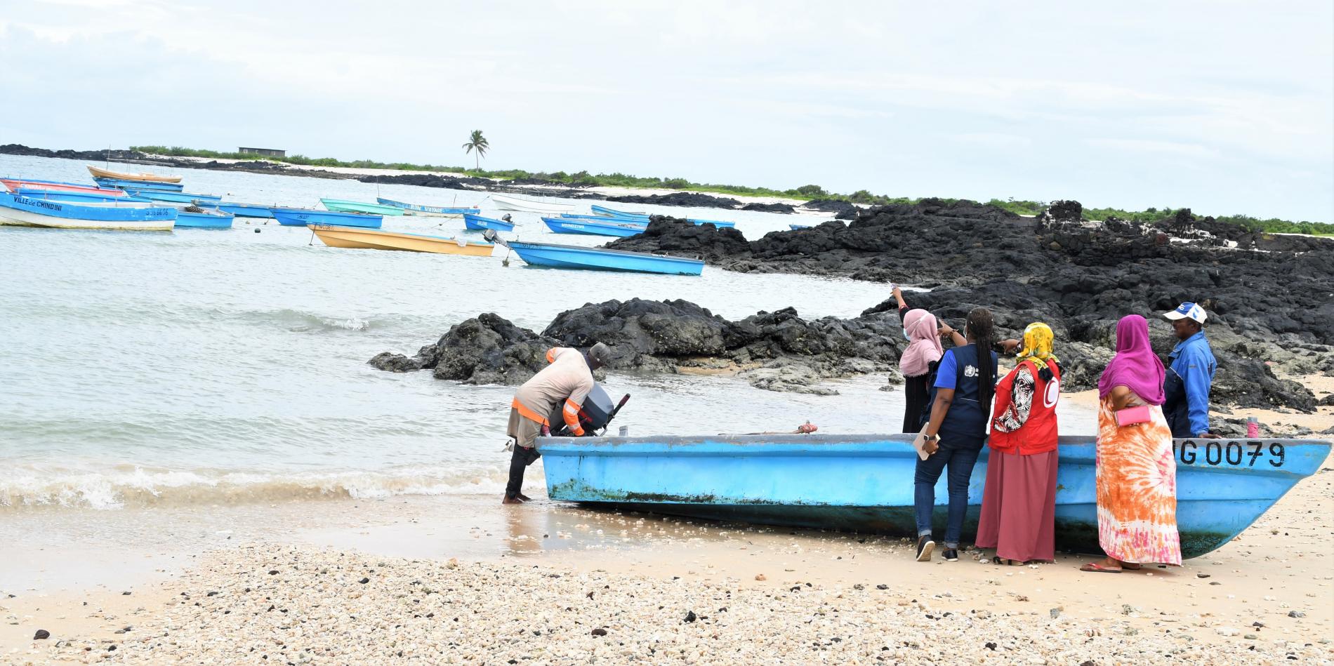 Petit port de Chindini, Dr Zaina (OMS), Mme Dhoulheidj (DRS Ngazidja) et une volontaire du CRCo déployée pour la surveillance