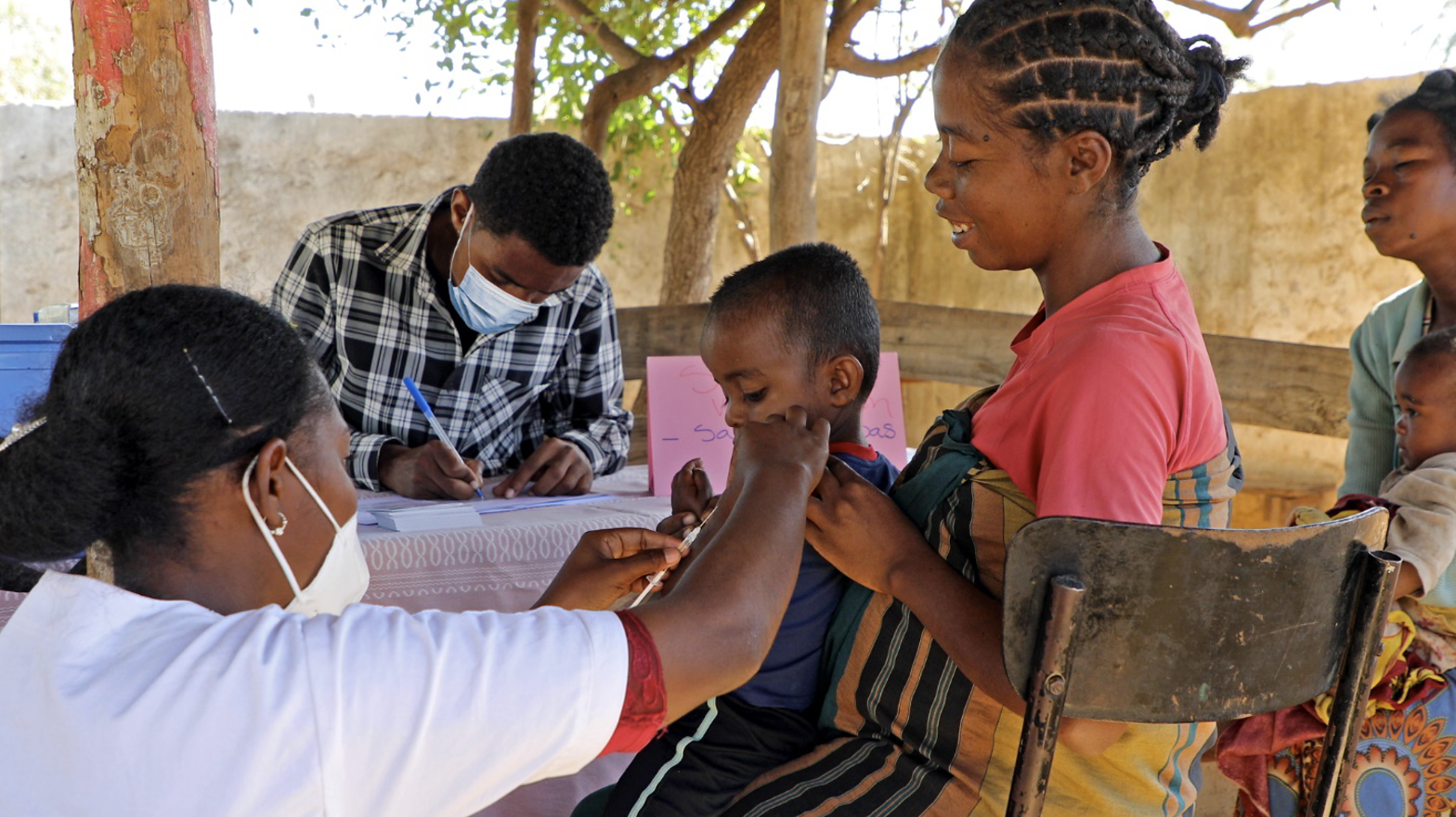 Trois ans après une grande épidémie, Madagascar choisit l’engagement communautaire pour lutter contre la rougeole.