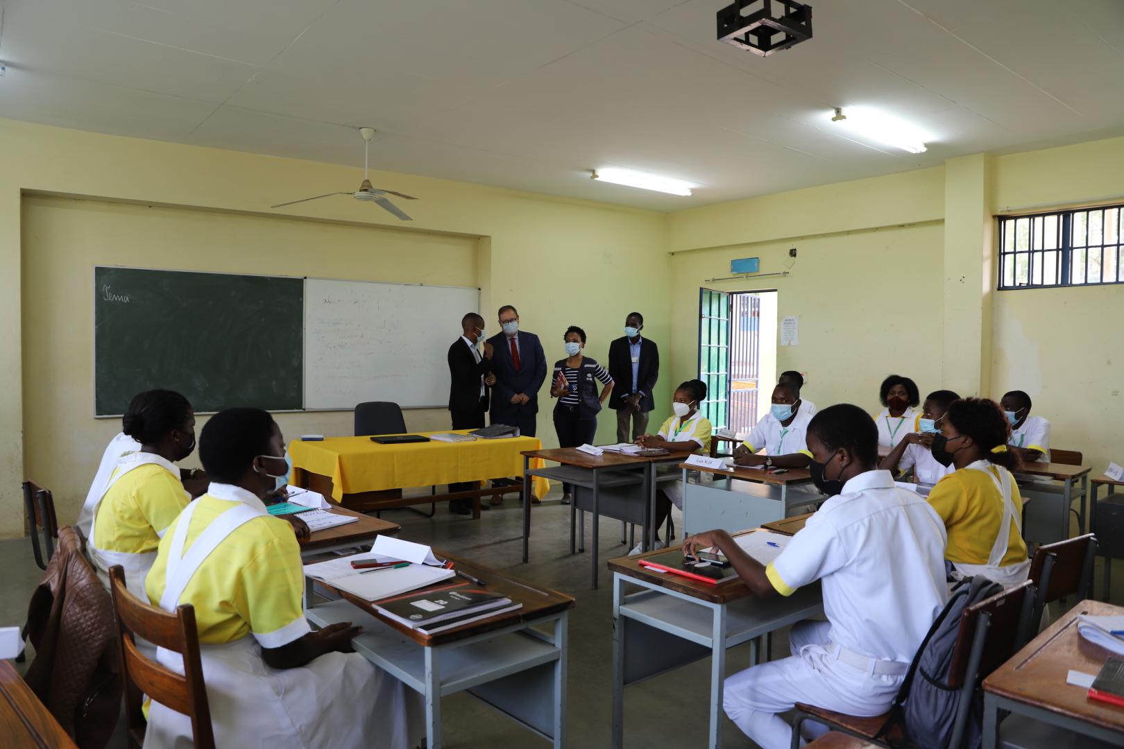 A delegação da OMS visita o instituto de ciências de Saúde em Tete