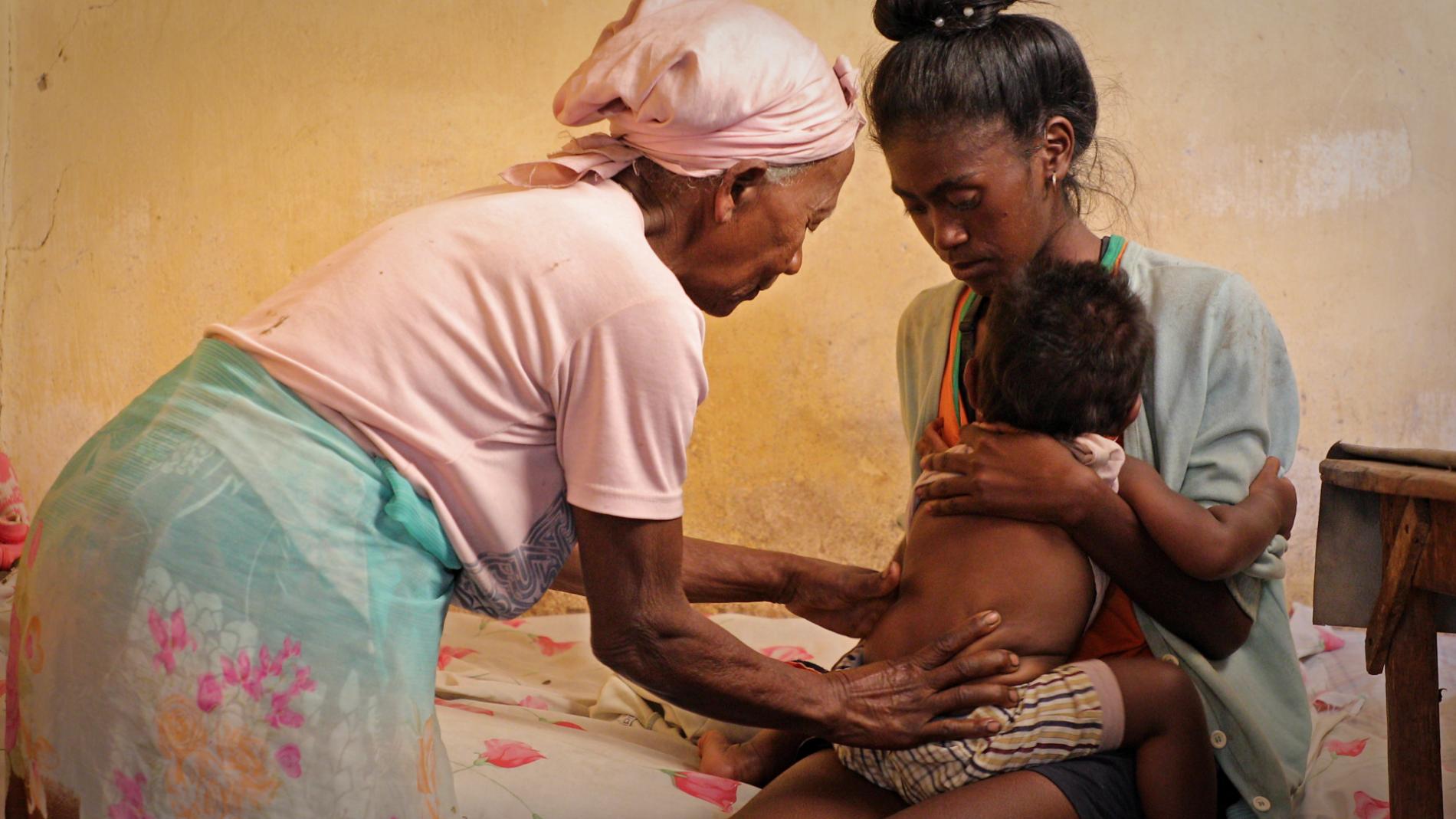 À 78 ans, Justine Rasoanindrina appuie la riposte communautaire à la COVID-19