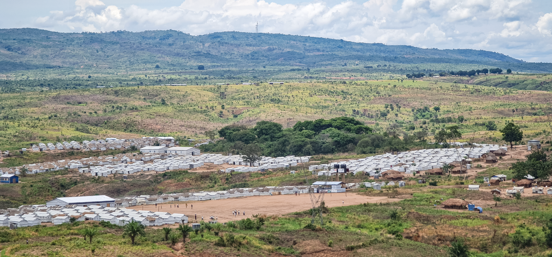 Dans la province du Tanganyika, dans le sud-est de la République démocratique du Congo (RDC), les conflits intercommunautaires et les attaques de groupes armés ont forcé plus de 360 850 personnes, soit environ 10 % de la population, à fuir leurs habitations. Ces personnes déplacées internes sont particulièrement exposées aux maladies à potentiel épidémique, dont la COVID-19.  Avec l'appui financier de l’Union européenne (UE), l’Organisation mondiale de la Santé (OMS) et ses partenaires se sont fortement imp