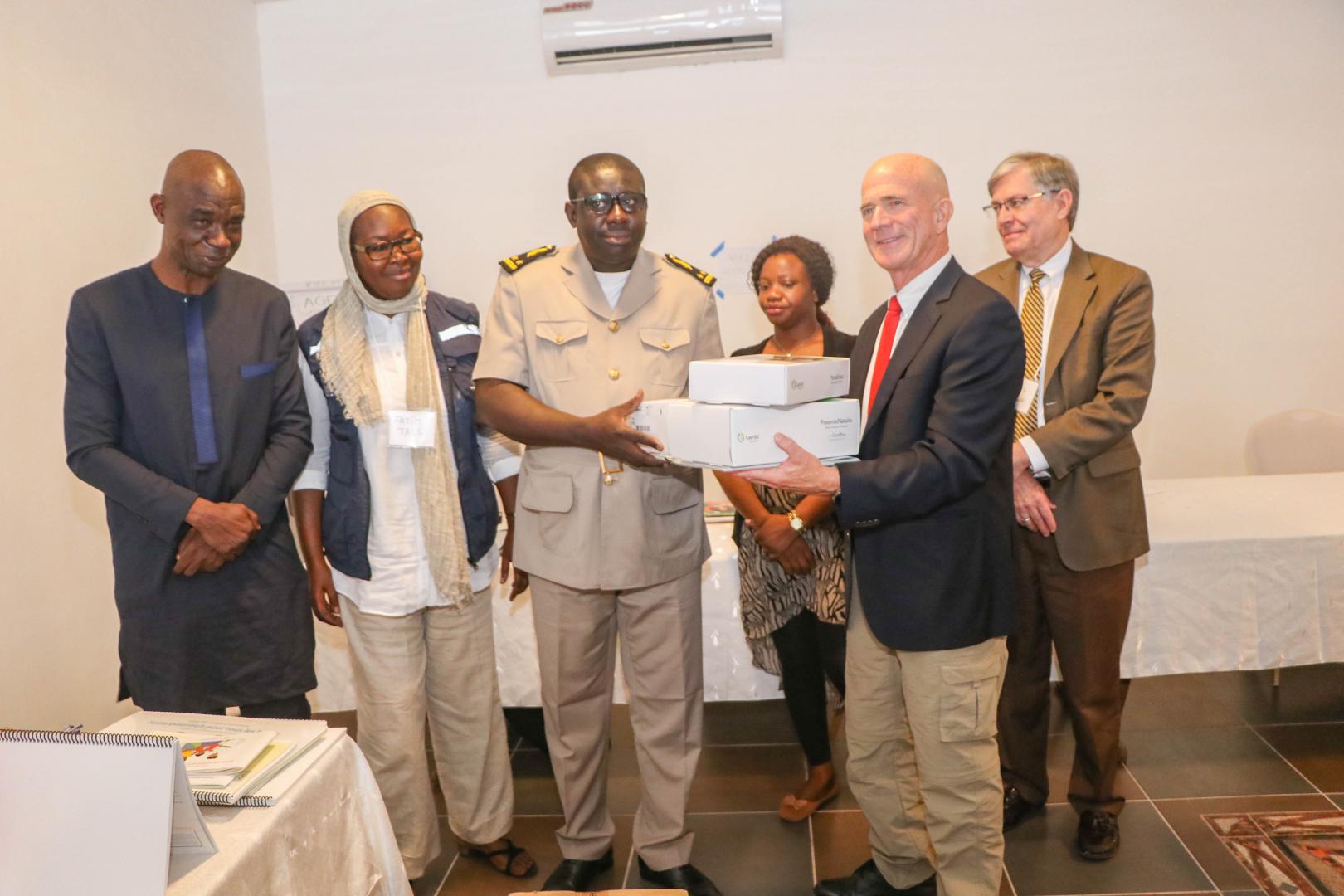 Remise officielle de matériels par Dr Glade Gordon